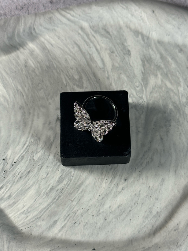 انگشتر نگینی پروانه