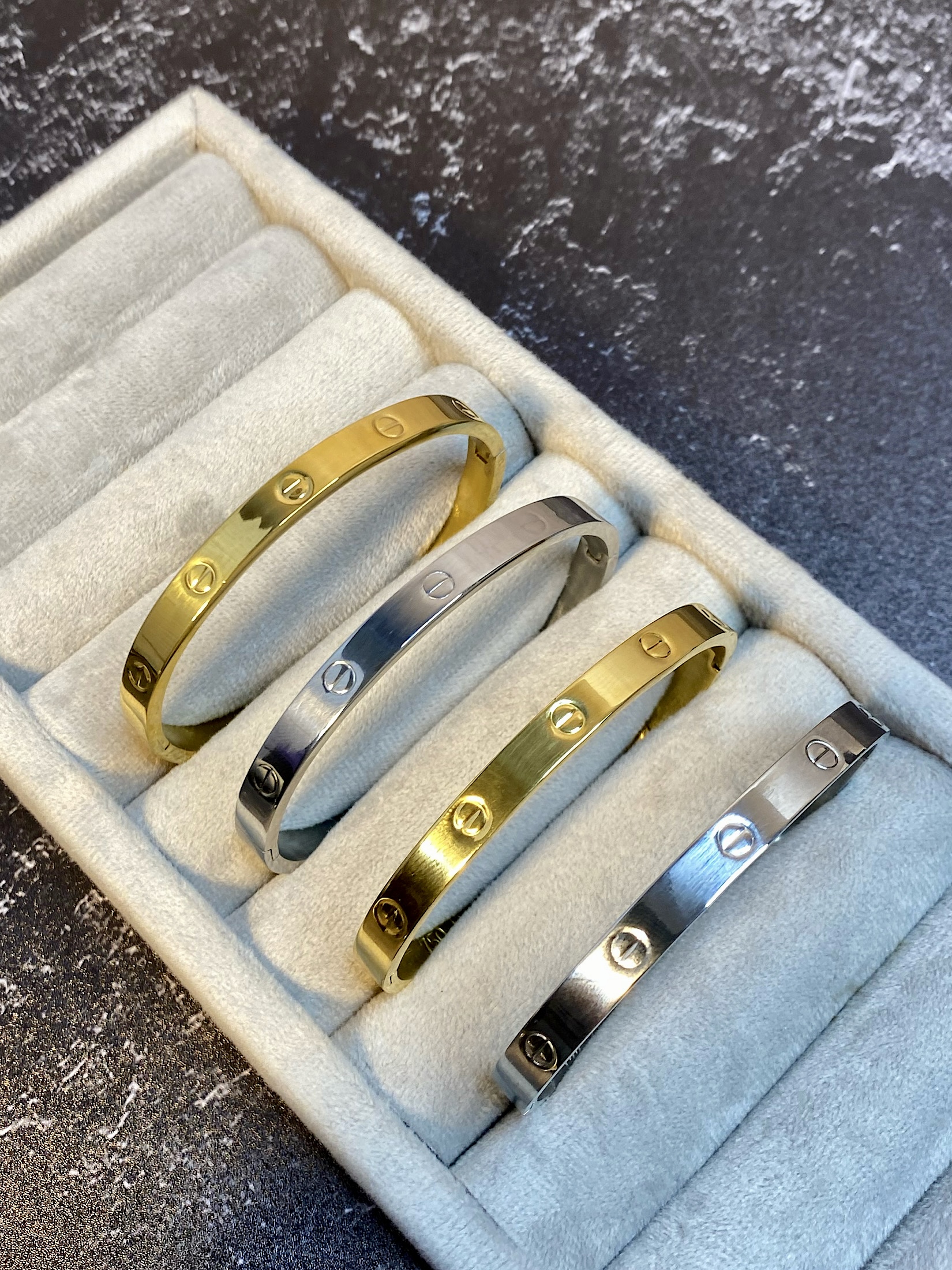 دستبند کارتیر طلایی و نقره ای طرح لاو رنگ ثابت عمری